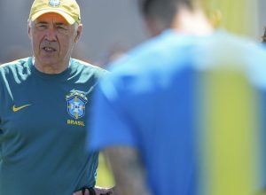 ancelotti-da-pista-de-martinelli-para-vaga-de-paqueta-contra-noruega