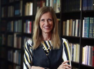 “precisamos-fazer-uma-busca-ativa-dos-jovens-que-abandonam-a-escola”,-diz-claudia-costin,-da-fgv