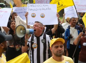 camelos-protestam-contra-programa-da-prefeitura-no-rio