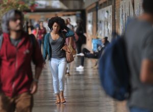 mais-de-54%-dos-graduandos-ja-abandonaram-curso-para-cuidar-dos-filhos