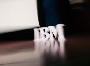 acao-da-ibm-cai-25%-e-caminha-para-pior-dia-da-historia-na-bolsa:-o-que-aconteceu?
