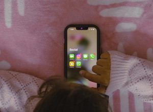 por-que-uso-de-celular-por-adolescentes-vira-novo-dilema-para-a-uniao-europeia