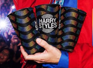 chaveiro-de-r$-120?-veja-os-precos-da-merch-de-harry-styles-no-brasil