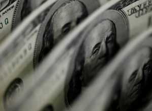 dolar-sobe-para-r$-5,11,-e-bolsa-fica-estavel,-apesar-de-tensao-global