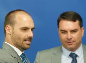 eduardo-bolsonaro-diz-que-milei-foi-‘educado’-e-‘suave’-nas-criticas-ao-brasil