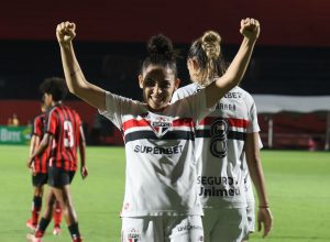 sao-paulo-vence-vitoria-e-assume-lideranca-do-brasileirao-feminino
