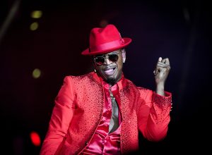 mulher-processa-ne-yo-e-alega-ter-sido-atacada-por-cao-do-cantor-ao-entregar-pacote