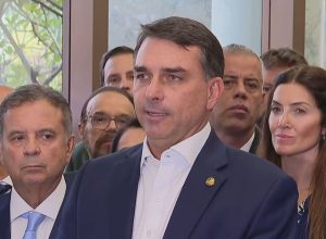 flavio-fala-em-“novelinha”-para-definir-vice-e-diz:-“mulheres-estao-comigo”