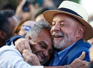 lula-transforma-divulgacao-de-dados-de-emprego-em-beija-mao-com-apoiadores