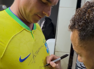 flavio-bolsonaro-vai-a-sao-januario,-ve-santos-derrotar-vasco-e-tem-camisa-autografada-por-neymar