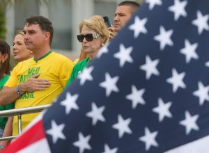 com-trump-e-bandeira-americana,-flavio-ameaca-o-brasil-com-um-outro-tipo-de-golpe