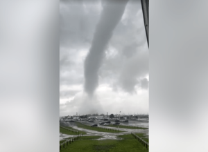 video-mostra-momento-em-que-tornado-e-visto-em-long-island,-nova-york