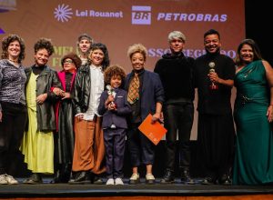 ‘nosso-segredo’-vence-premio-de-melhor-filme-brasileiro-no-festival-de-gramado