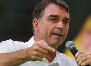 apos-faltar-a-debate,-flavio-bolsonaro-destaca-ausencia-de-lula:-‘quero-debater-com-meu-adversario’