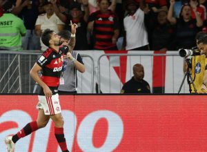 flamengo-vence-e-fica-a-um-ponto-do-palmeiras,-lider-do-brasileirao