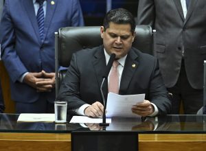 alcolumbre-rebate-pressao-por-impeachment-de-moraes-e-cita-r$-130-milhoes-para-filme-de-bolsonaro