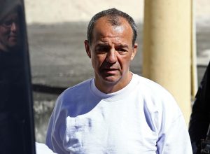 tv-de-65-polegadas-e-home-theater:-sergio-cabral-e-condenado-a-pagar-r$-1-mi-por-regalias-na-prisao