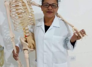 ‘tem-que-assistir-ao-g1’:-aluna-do-eja-tira-9-em-geografia-e-comemora-nota-com-o-neto