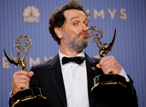 emmy-2026:-‘o-segredo-de-widow’s-bay’-e-‘the-pitt’-sao-os-grandes-vencedores;-veja-lista-completa