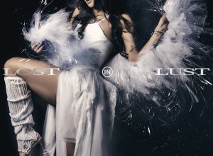 pabllo-vittar-se-move-sob-rastros-de-luz-na-foto-da-capa-do-album-‘lost-in-lust’
