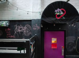 bar-lesbico-nos-eua-gera-polemica-ao-flexibilizar-mascaras-contra-covid-em-pleno-2026