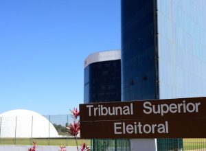 tse-manda-flavio-bolsonaro-e-aliados-removerem-video-falso-sobre-drogas-em-ato-de-lula
