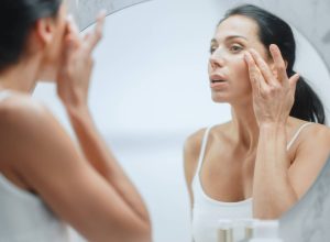 cosmeticos-para-pele-na-menopausa-apostam-em-colageno-e-hidratacao-da-pele;-veja-como-agem